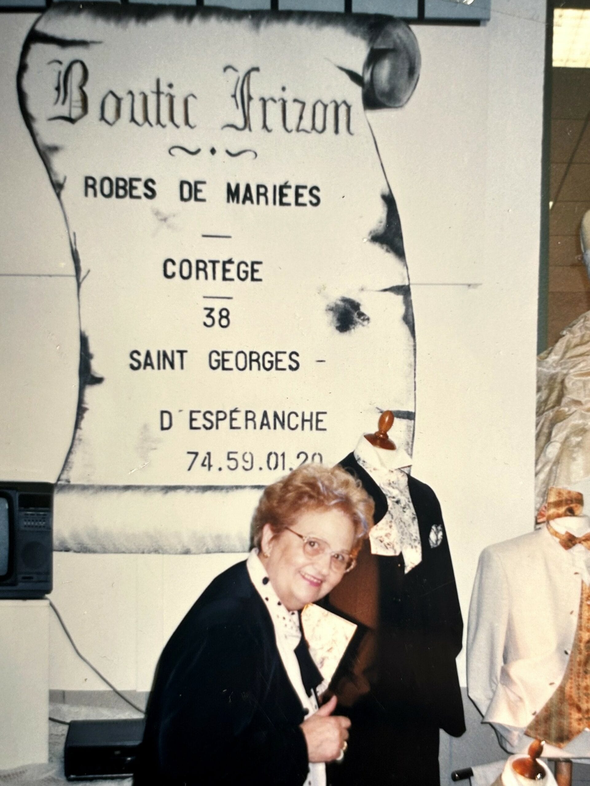 Monique Frizon devant la boutique